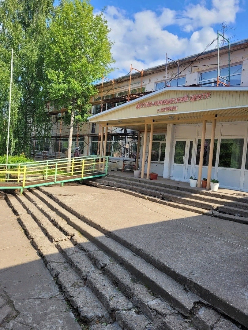 В Зеленце приступили к ремонту фасада здания Детско-юношеского центра.