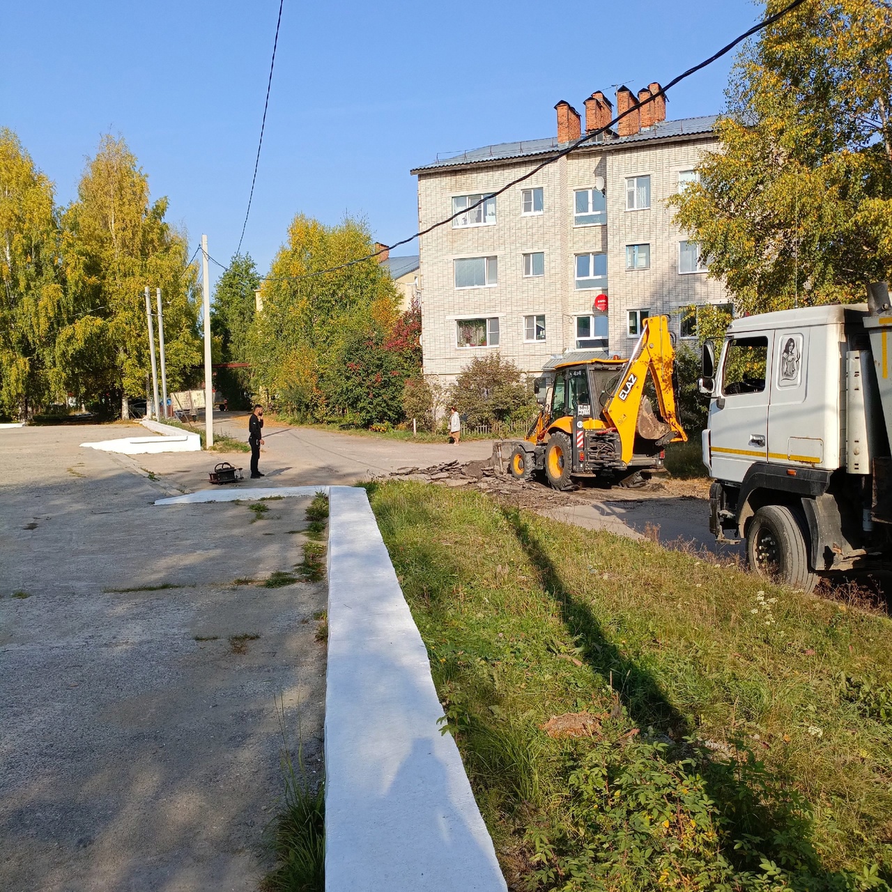 В Зеленце начались работы по благоустройству прилегающей территории Зеленецкой врачебной амбулатории.