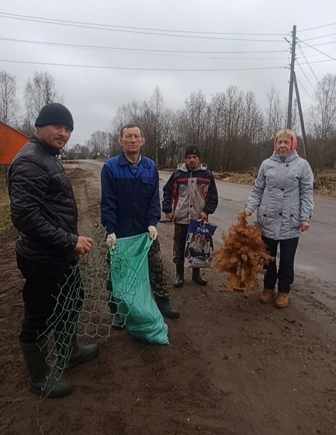 Жители Лэзыма вышли на весенний субботник.