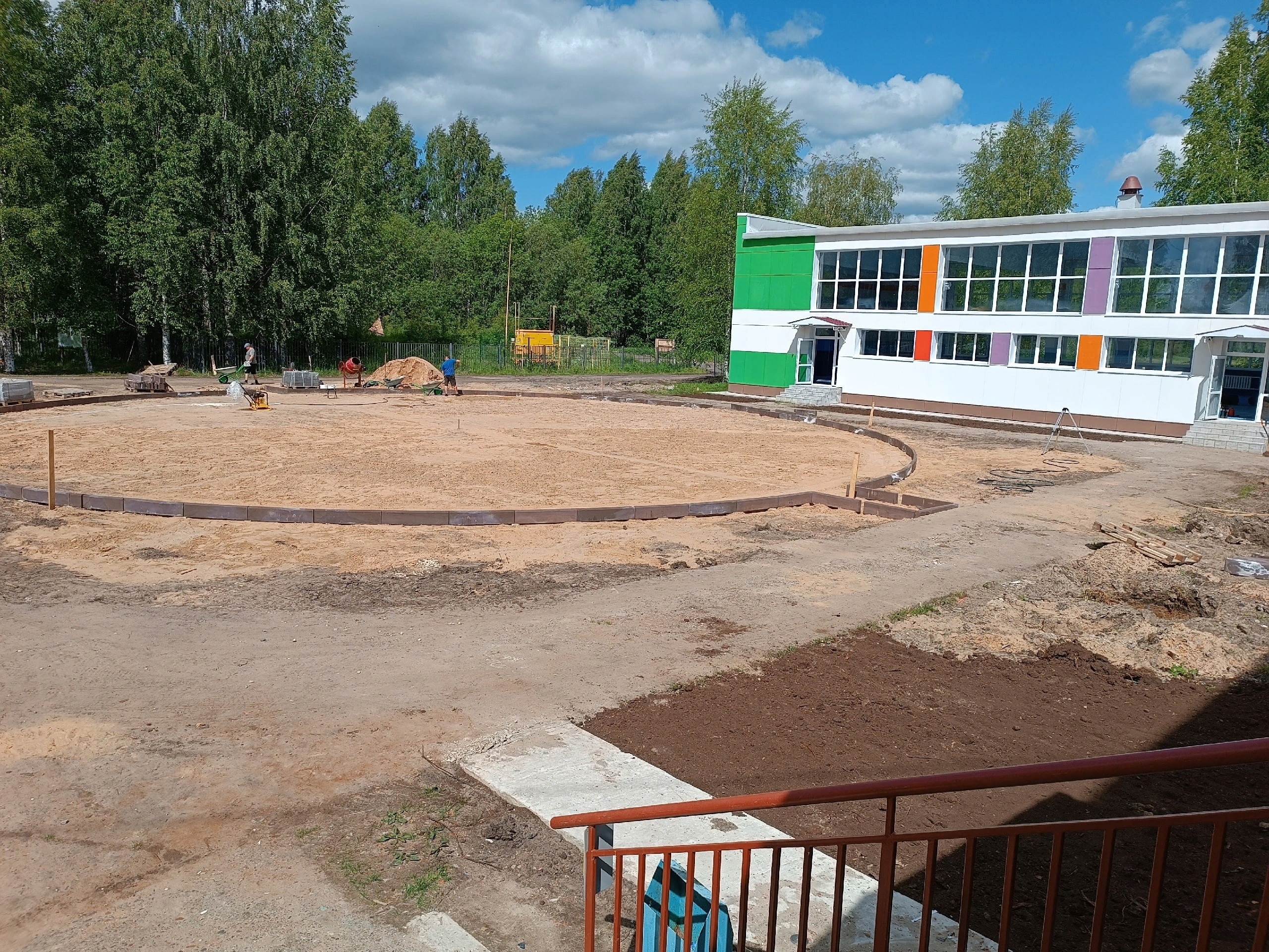 На территории Палевицкой школы продолжается благоустройство.