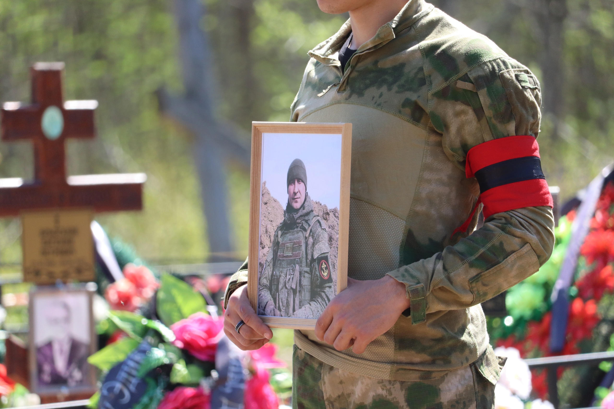 В Выльгорте прошла церемония прощания с участником СВО Иваном Владимировичем Зобниным.