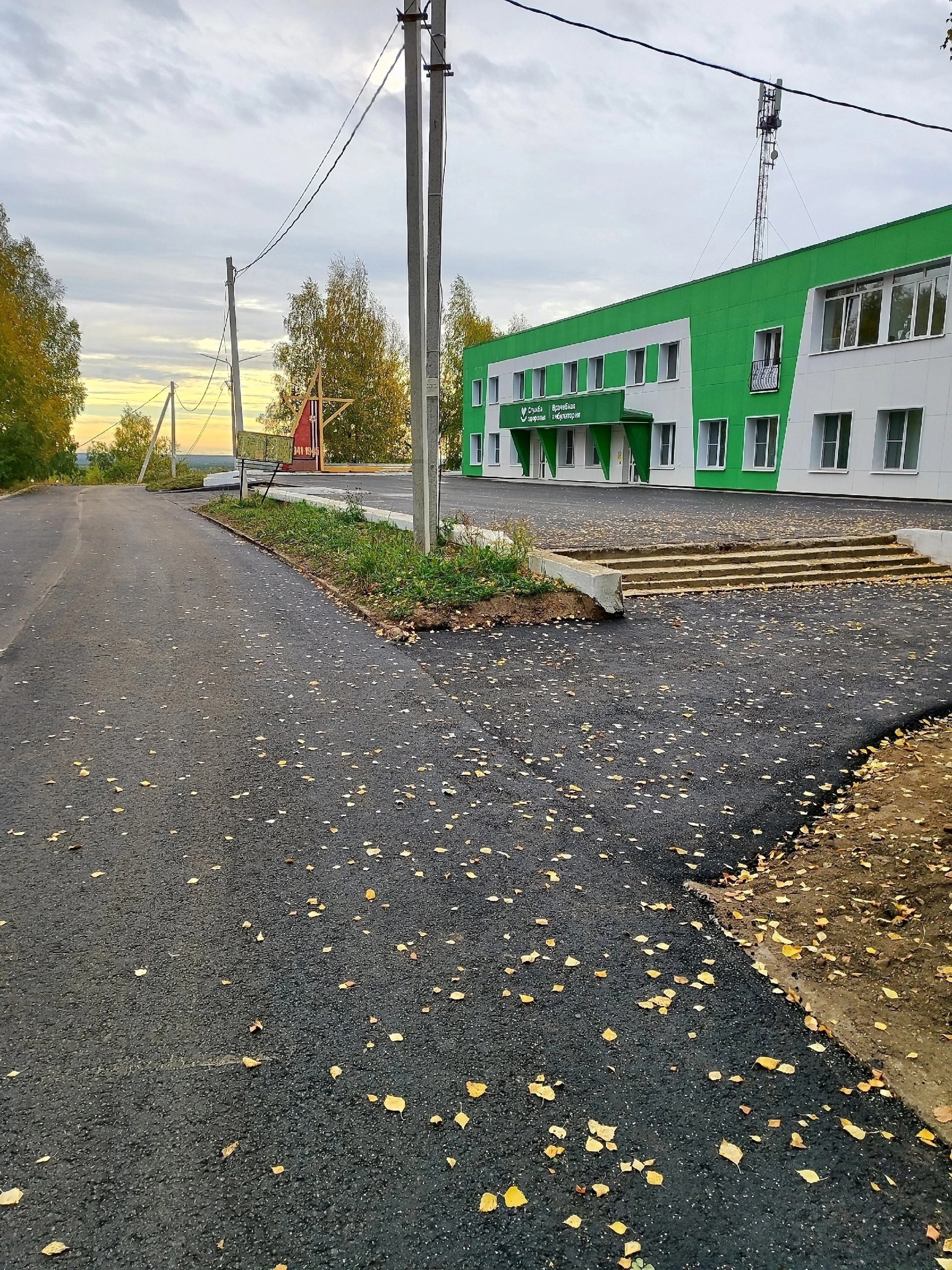 В Зеленце завершено асфальтирование территории возле новой амбулатории.