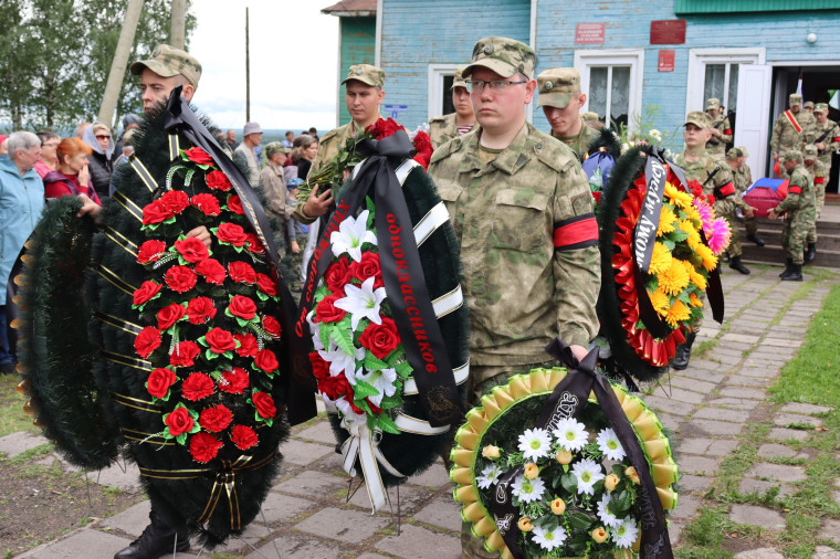 13 июля в селе Палевицы с воинскими почестями простились с рядовым Семеном Размысловым, погибшим в ходе специальной военной операции. 13 июля в селе Палевицы с воинскими почестями простились с рядовым Семеном Размысловым, погибшим в ходе специальной военной операции.