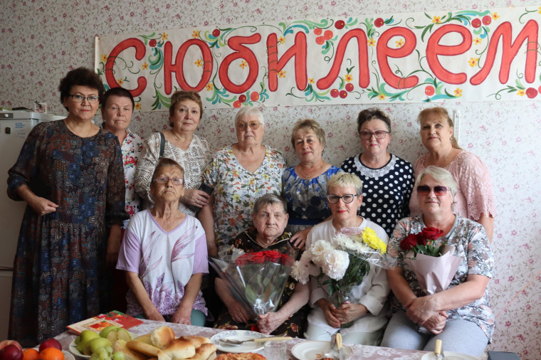 Глава Сыктывдинского района Любовь Доронина поздравила с юбилейным Днём рождения ветерана труда из Выльгорта Марию Николаевну Мухину. Глава Сыктывдинского района Любовь Доронина поздравила с юбилейным Днём рождения ветерана труда из Выльгорта Марию Николаевну Мухину.