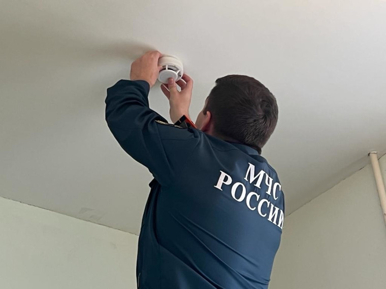 Многодетным семьям и семьям, находящимся в трудной жизненной ситуации необходимо устанавливать пожарные извещатели. Многодетным семьям и семьям, находящимся в трудной жизненной ситуации необходимо устанавливать пожарные извещатели.