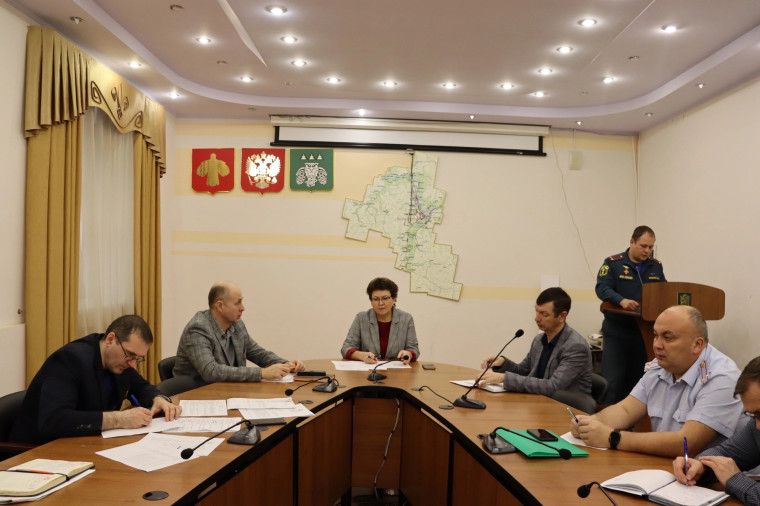 Плановое заседание комиссии по предупреждению и ликвидации чрезвычайных ситуаций и обеспечению пожарной безопасности Сыктывдинского района. Плановое заседание комиссии по предупреждению и ликвидации чрезвычайных ситуаций и обеспечению пожарной безопасности Сыктывдинского района.