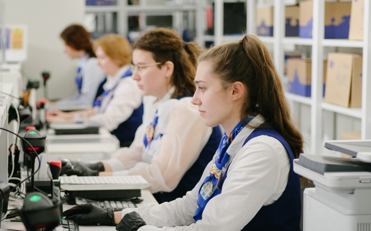 Почта России повысила зарплаты 115 000 сотрудников основных производственных профессий. Почта России повысила зарплаты 115 000 сотрудников основных производственных профессий.