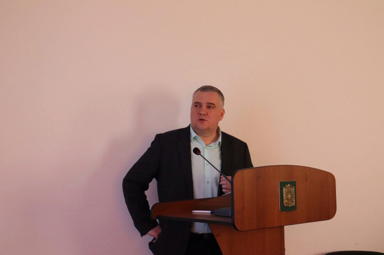 О ситуации с ОРВИ, ковидом, о планах по диспансеризации и вакцинации доложил главе района Любови Дорониной главный врач Сыктывдинской районной больницы Александр Полюхович. О ситуации с ОРВИ, ковидом, о планах по диспансеризации и вакцинации доложил главе района Любови Дорониной главный врач Сыктывдинской районной больницы Александр Полюхович.