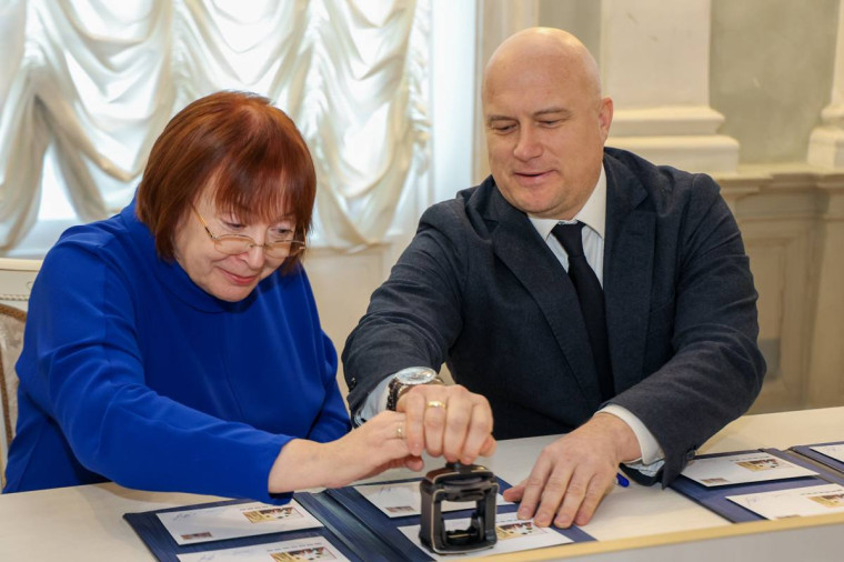 В честь 300-летия Санкт-Петербургского государственного университета Почта России провела церемонию гашения юбилейной марки. В честь 300-летия Санкт-Петербургского государственного университета Почта России провела церемонию гашения юбилейной марки.