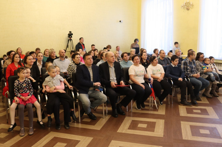 В Сыктывдине торжественно открыли Год семьи. В Сыктывдине торжественно открыли Год семьи.