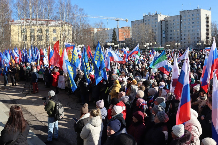 В Сыктывкаре состоялся праздничный митинг-концерт, посвящённый 10-летней годовщине возвращения Крыма в состав Российской Федерации. В Сыктывкаре состоялся праздничный митинг-концерт, посвящённый 10-летней годовщине возвращения Крыма в состав Российской Федерации.