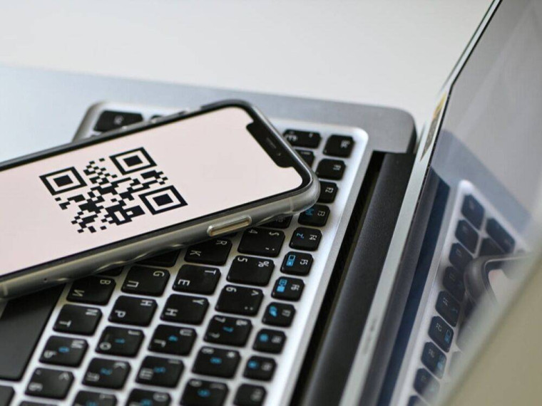 Банк России предупреждает о новой схеме мошенничества с размещением QR-кодов в общественных местах. Банк России предупреждает о новой схеме мошенничества с размещением QR-кодов в общественных местах.