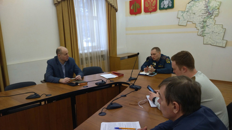 В администрации Сыктывдинского района состоялось совещание с управляющими организациями и руководителями ТСЖ района, где рассмотрены вопросы обеспечения пожарной безопасности в многоквартирных домах. В администрации Сыктывдинского района состоялось совещание с управляющими организациями и руководителями ТСЖ района, где рассмотрены вопросы обеспечения пожарной безопасности в многоквартирных домах.