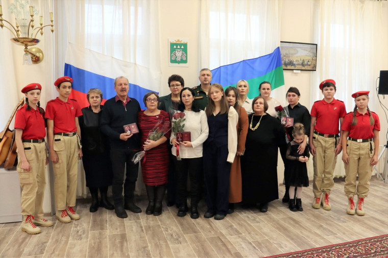 Семьям сыктывдинцев, погибших при исполнении воинского долга в ходе специальной военной операции, вручили государственные награды. Семьям сыктывдинцев, погибших при исполнении воинского долга в ходе специальной военной операции, вручили государственные награды.
