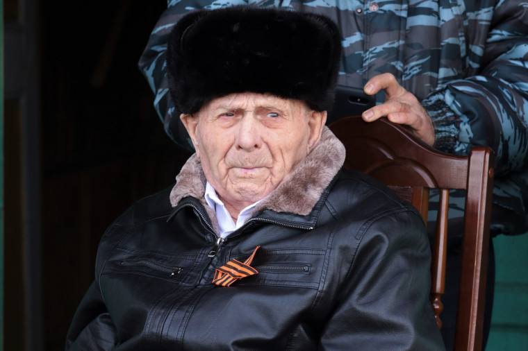 Добрые слова и пожелания, подарки, военные песни и искренние эмоции: в Выльгорте в День Победы поздравили главных участников праздника – ветеранов Великой Отечественной войны . Добрые слова и пожелания, подарки, военные песни и искренние эмоции: в Выльгорте в День Победы поздравили главных участников праздника – ветеранов Великой Отечественной войны .