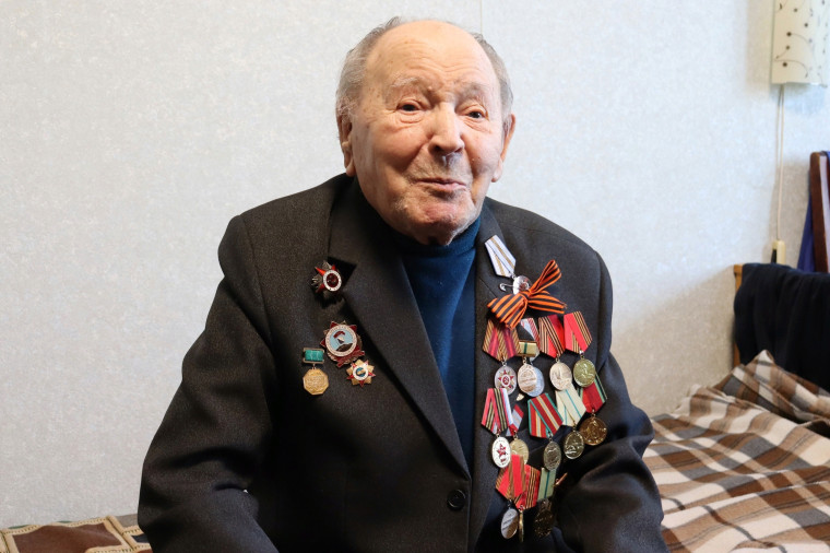 Участник Сталинградской битвы Иван Ладанов рассказал, как штурмовал Мелитополь, доставлял документы для Жукова и встретил Победу в Латвии. Участник Сталинградской битвы Иван Ладанов рассказал, как штурмовал Мелитополь, доставлял документы для Жукова и встретил Победу в Латвии.