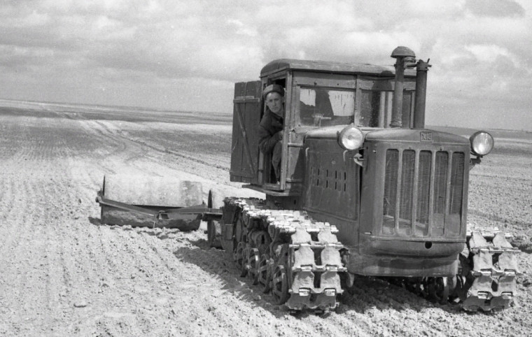 Как шли весенние полевые работы в Сыктывдине в 1937 году, можно узнать из районной газеты «Колхозник» того времени. Как шли весенние полевые работы в Сыктывдине в 1937 году, можно узнать из районной газеты «Колхозник» того времени.