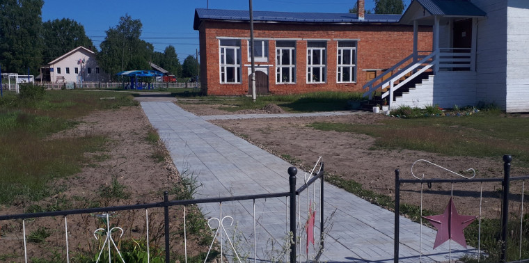 В Озёле реализуется проект по ремонту обелиска павшим воинам и обустройству ведущего к нему тротуара. В Озёле реализуется проект по ремонту обелиска павшим воинам и обустройству ведущего к нему тротуара.